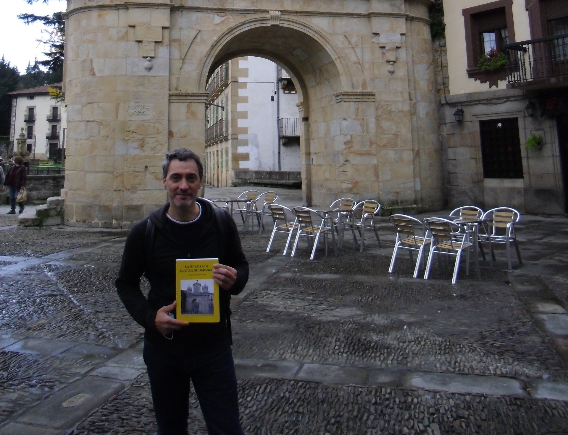 Aitor Gonzalezek 'La muralla de la villa de Durango' liburua kaleratu du, Bizkaiko harresiei buruzko bildumako bederatzigarrena