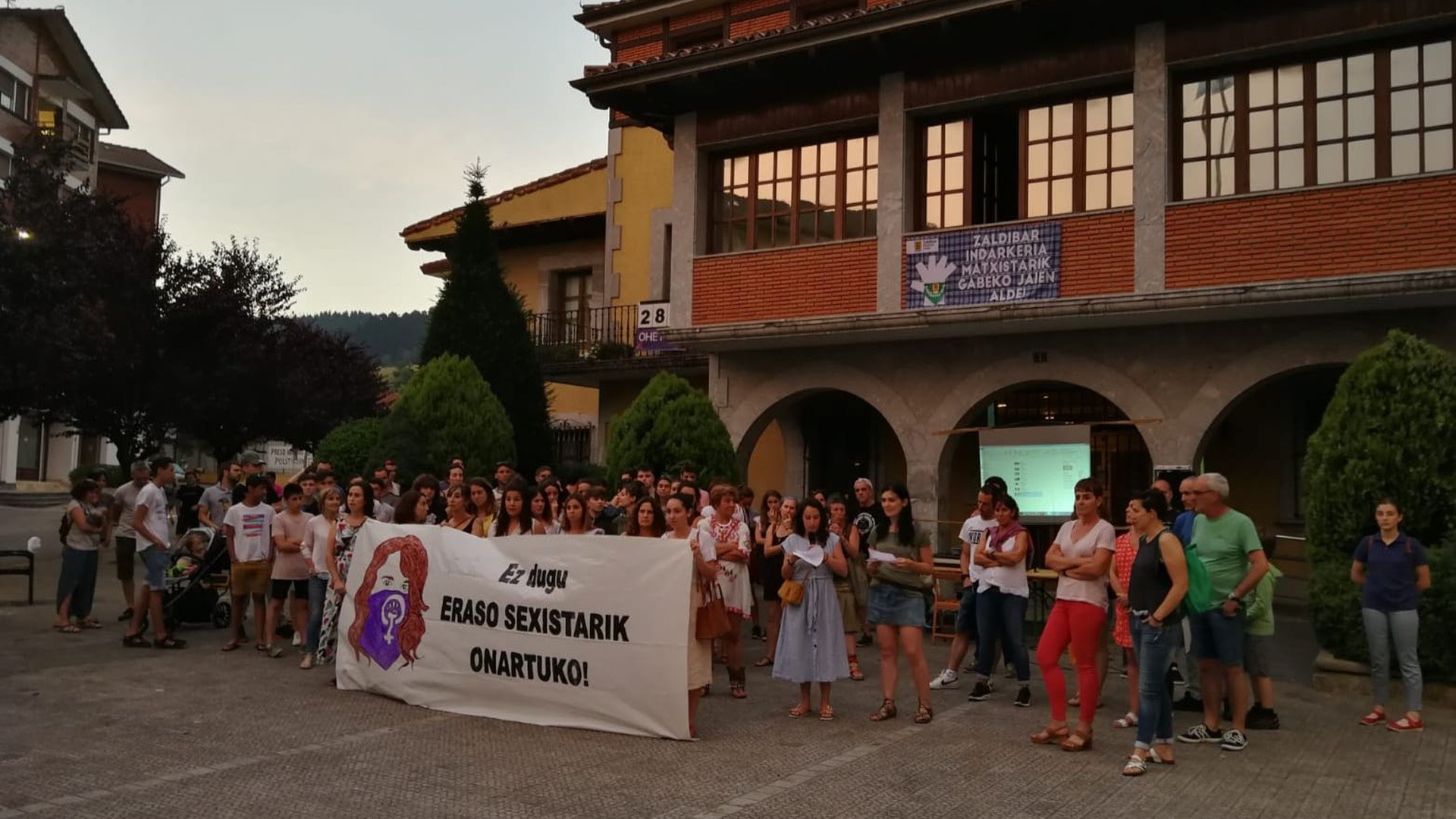 Gaztetxean gertatutako eraso sexista salatzeko elkarretaratzea egin dute Zaldibarren