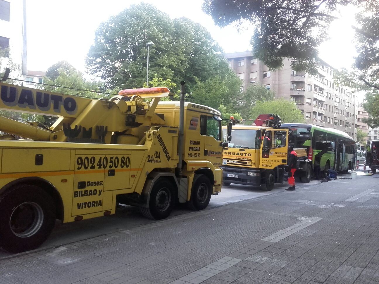 Abiadura-kaxa hondatuta garabi batek eraman du autobus bat