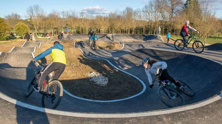 Zornotzako Pump Track pista 6 kurba, 17 oztopo eta 2 saltorekin dator