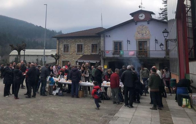 Txitxiburduntzi egun jendetsua Izurtzan, azken urteetako joerari eutsiz