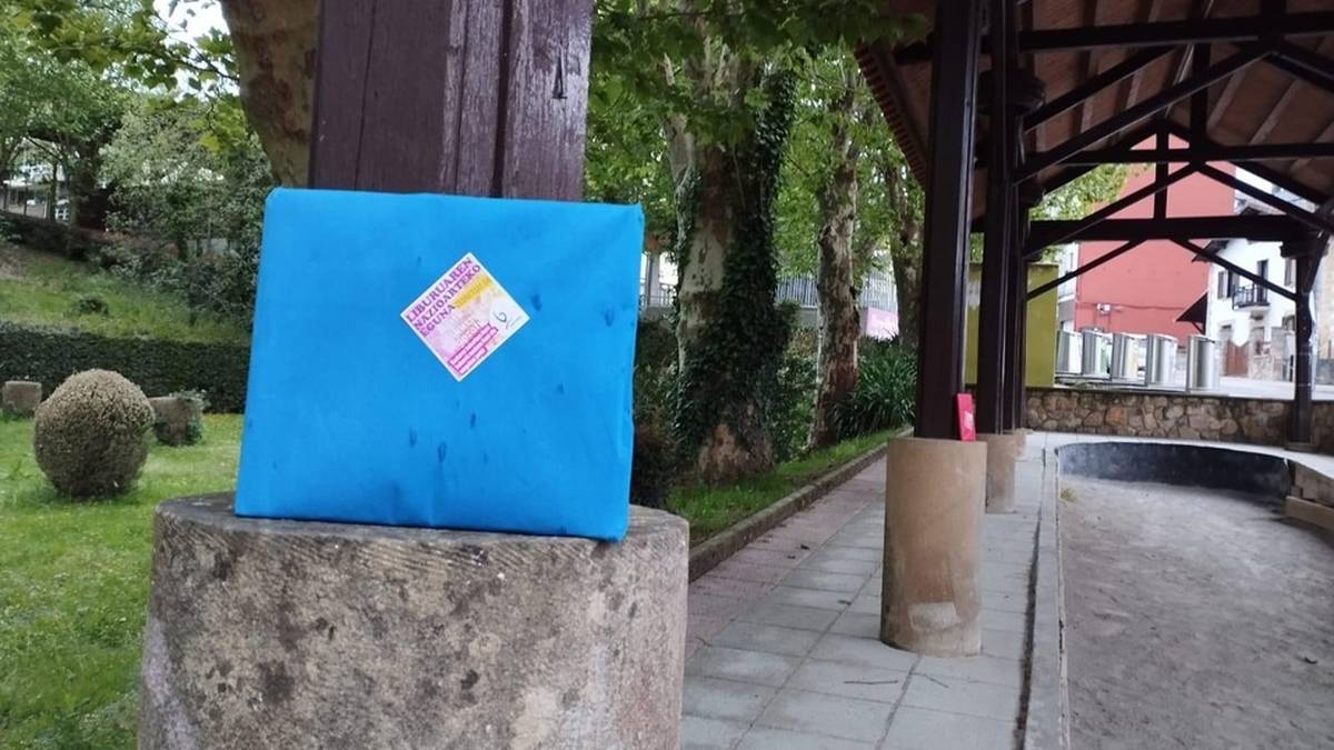 [ARGAZKI GALERIA] Berrizko kale eta txokoak euskal literaturaz jantzi dituzte Euskaraldira begirako lehen ekimenean