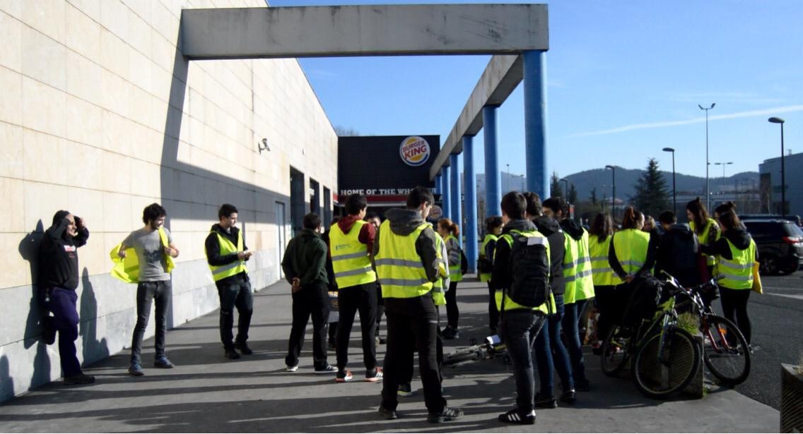 Hainbat gaztek Abadiñoko eta Iurretako supermerkatuetan kartelak jarri dituzte "prekarietatea eta esplotazioa" kritikatuz