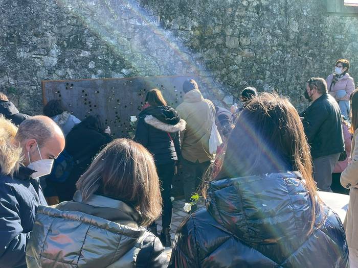 "Gaia hor dago: lau familiatik batek umea galdu du haurdunaldian, erditzean edo jaioberritan"