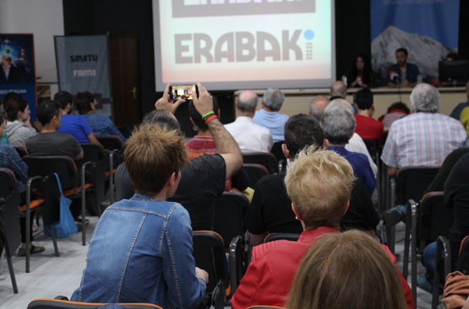 Eguenean eta barikuan sinadurak batzeko mahaiak ipiniko ditu Erabaki plataformak