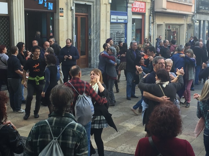 Durangoko Udalak euskal dantza emanaldiak antolatuko ditu Ezkurdiko kioskoan