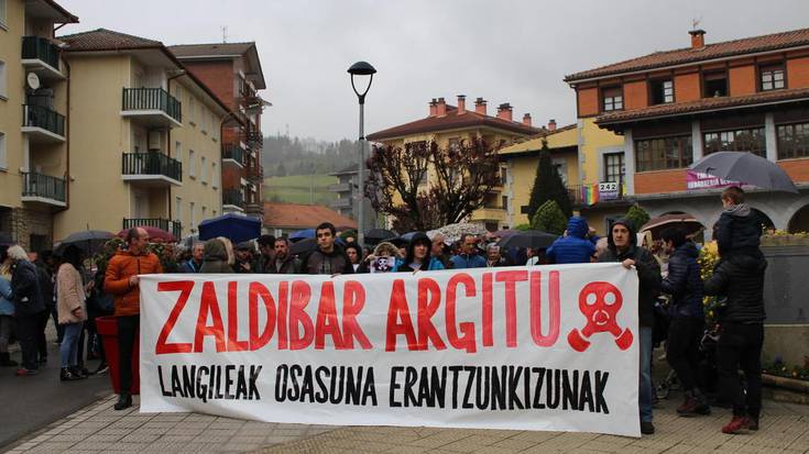 [ARGAZKI GALERIA] Jendetzak parte hartu du Zaldibar Argituk deituriko manifestazioan; lanuzteak eragina izan du herrigunean