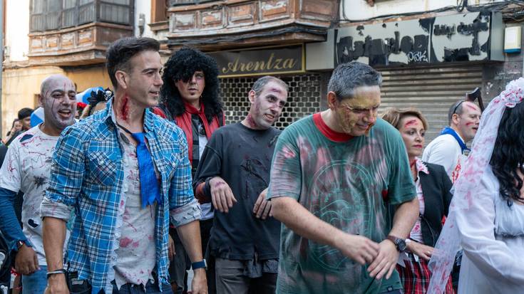 [ARGAZKI GALERIA]: Mozorrorik zoroenekin jantzi dira Durangoko kaleak