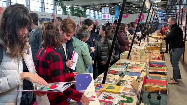 [BIDEOA]: Landako Gunea bor-bor jarri da Azokaren lehenengo egunean