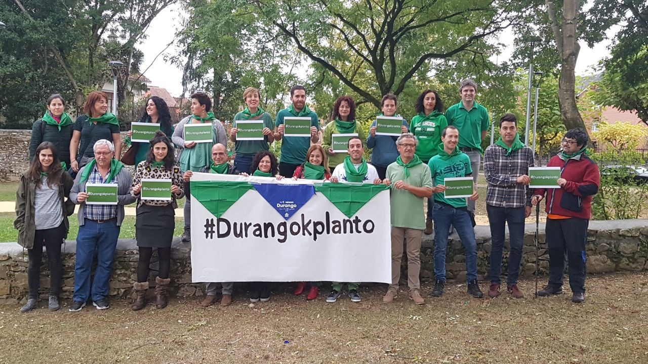 Balkoietan tela berdeak eskegitzea eskatu du Durangok Planto mugimenduak