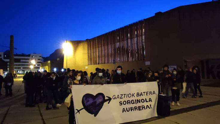 Dozenaka lagun batu dira Sorginolarentzat alternatiba bat eskatzeko