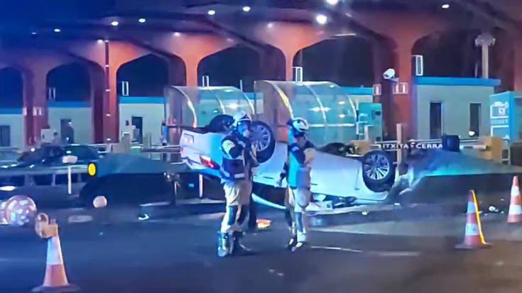 Auto batek istripua izan du Iurretan, autopistarako ordainlekuan