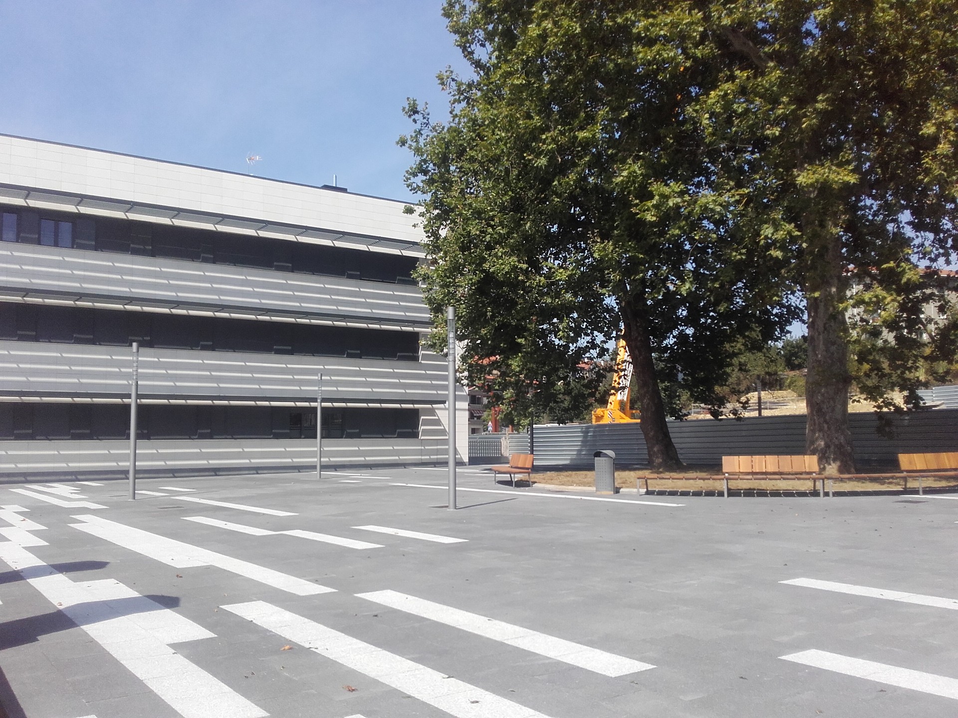 Kaitana plaza gaurtik erabilgarri dago anbulatorio berriaren ondoan