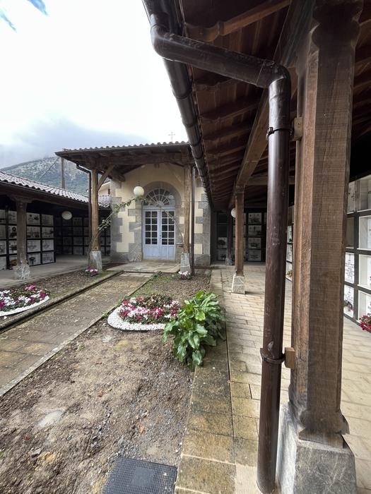 Mañariko Udalak hilerriko teilatuetako euri-urak biltzeko kanalizazio sistema bat jarri du