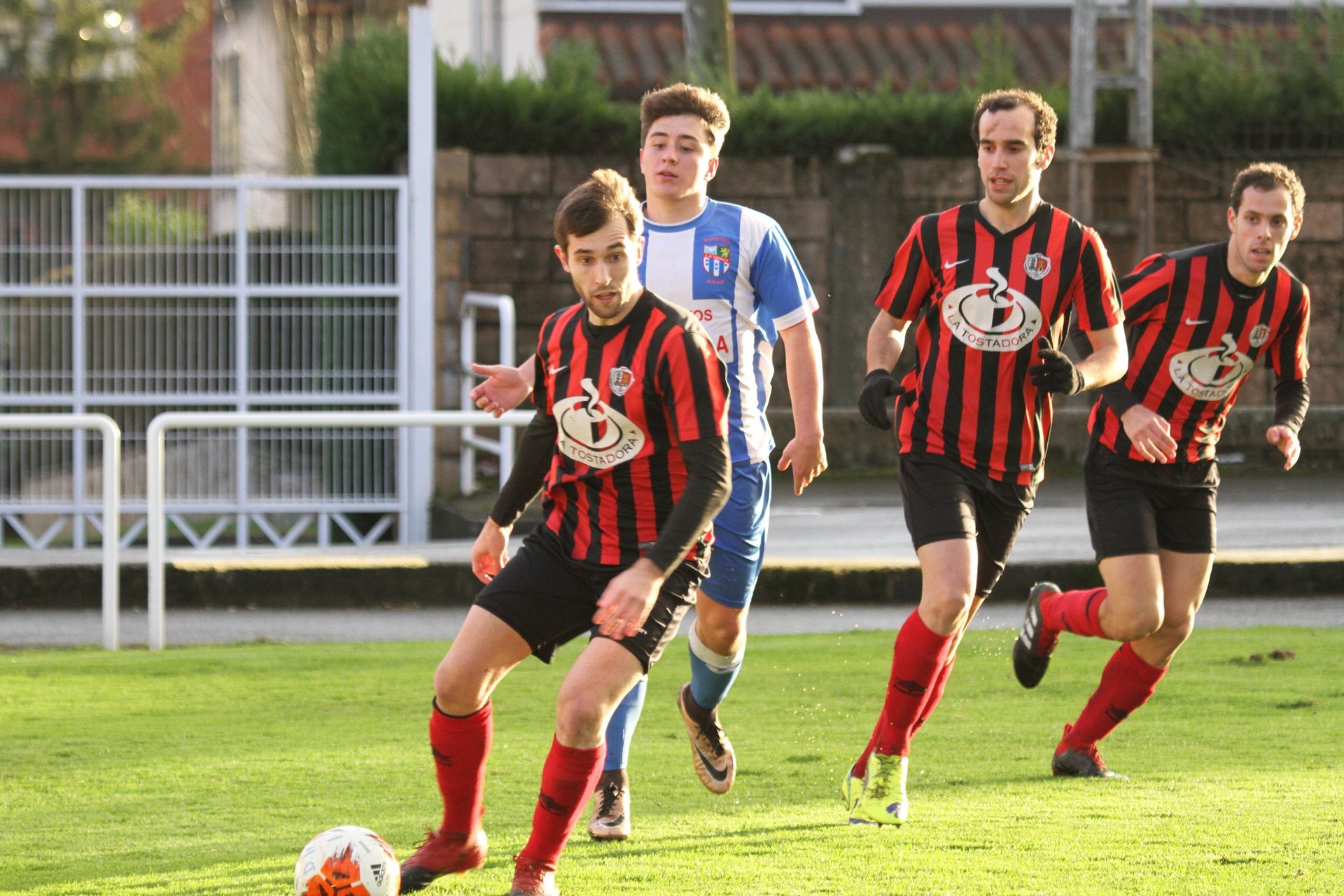 Asteburuko azken jardunaldian erabakiko da Iurretako eta Abadiño futbol taldeak mailaz igotzen diren ala ez
