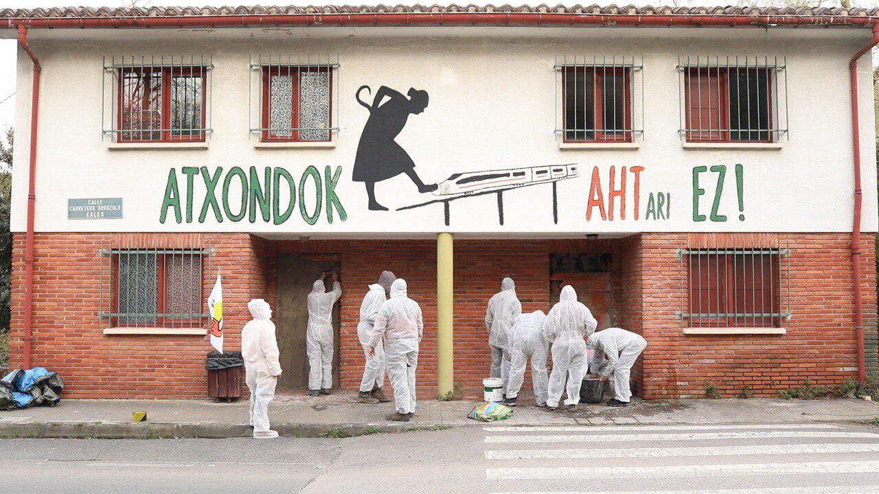 Atxondoko maisu etxea adreiluegaz itxi dute