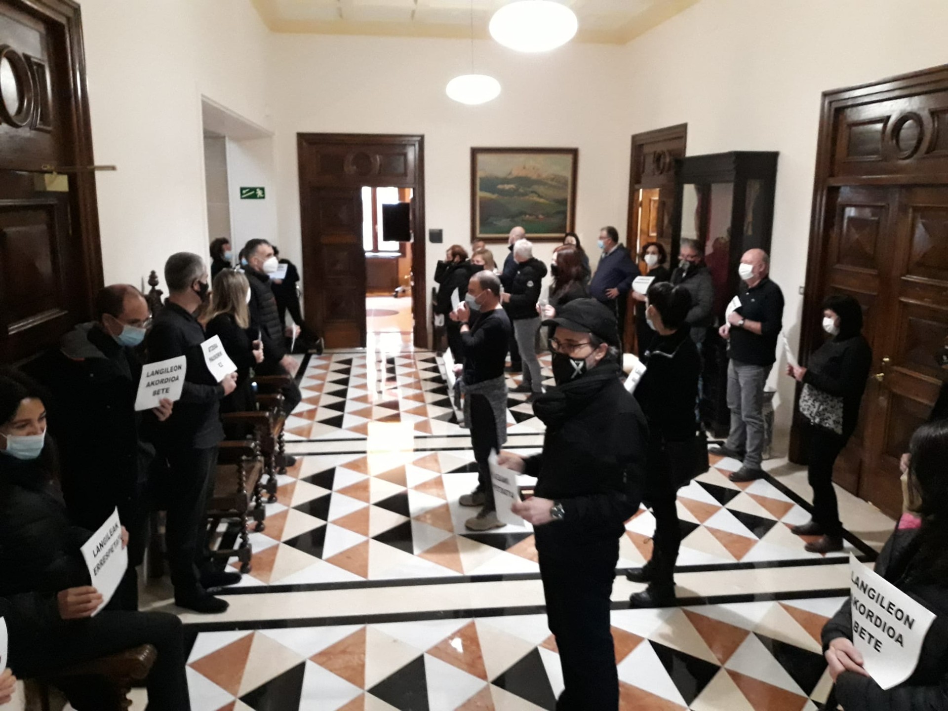 Durangoko Udaleko 70 langilek protesta egin dute udaletxeko pasilloan