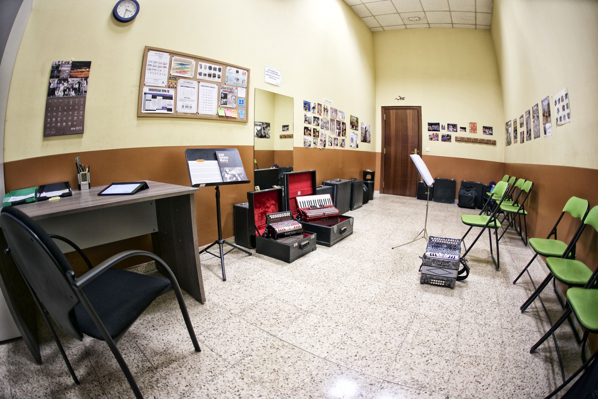 Elorrioko musika eskolan lapurretan egin dute eta instrumentu ugari eraman dituzte bertatik