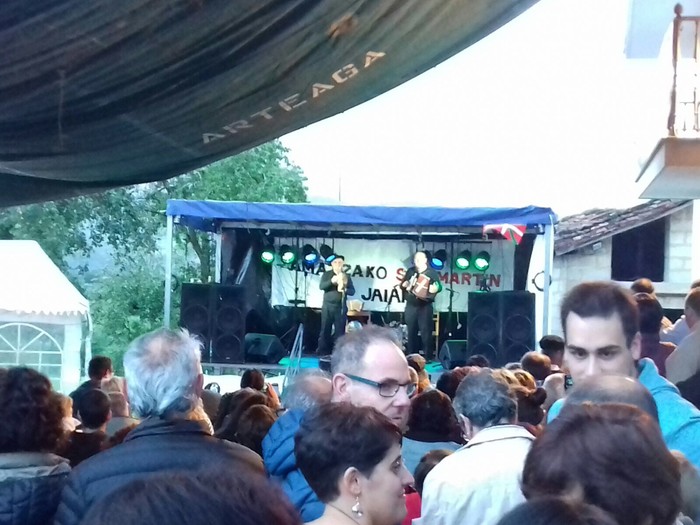 Hainbat belaunalditako auzokideek Dantzari-dantza parekidea dantzatu dute Amatzan - 6