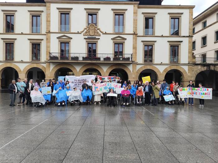 Gazteek eta adinekoek belaunaldien arteko elkartasuna aldarrikatu dute Zornotzan