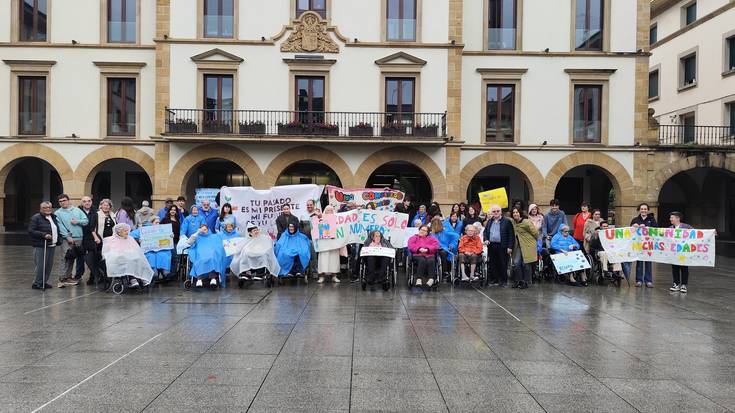 Gazteek eta adinekoek belaunaldien arteko elkartasuna aldarrikatu dute Zornotzan