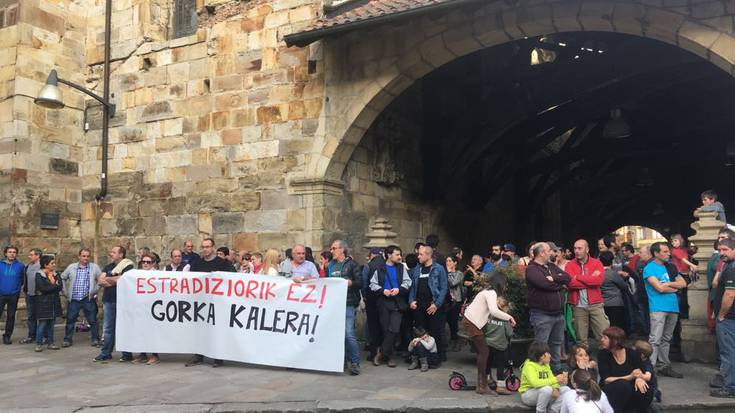 Ehun lagun inguru Palaciosen espainiaratzearen aurkako elkarretaratzean