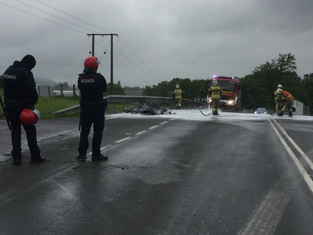 Metalgintzako grebalariek N-634 errepidea barrikadekin itxi dute, Zornotza parean