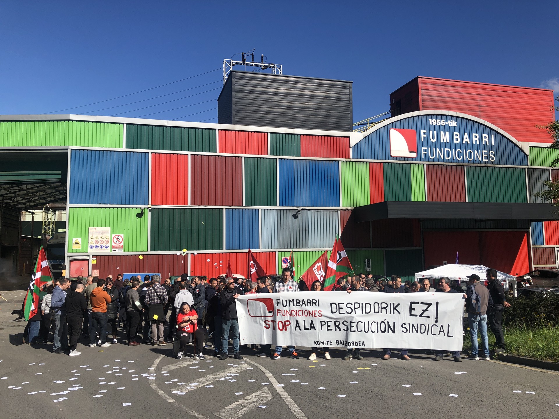Kaleratu duten langileari babesa adierazteko elkarretaratzea egin dute Fumbarrin