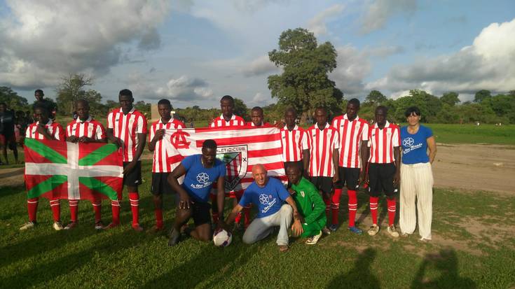 Athleticen ekipazioak banatu eta proiektu solidarioak gauzatu ditu La Otra Miradak Senegalen