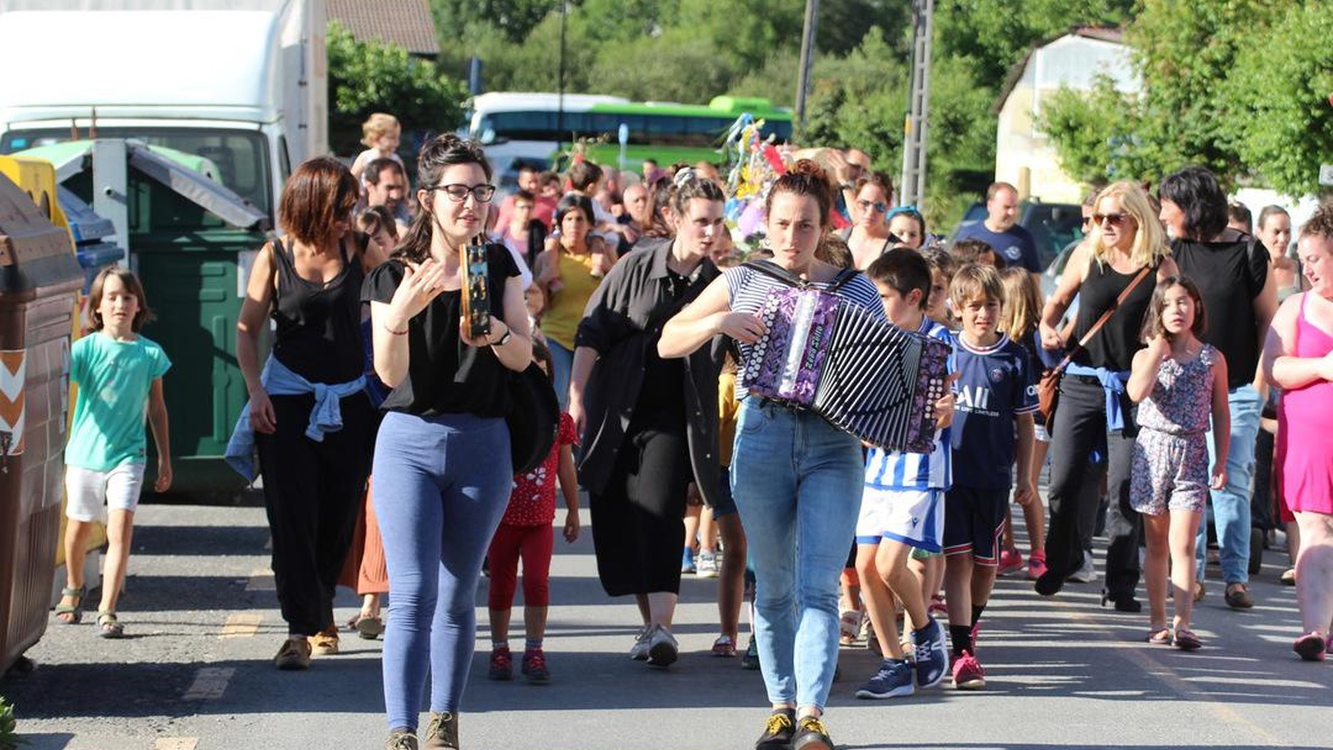 [ARGAZKI GALERIA]: Pregoia irakurrita eta txopoa jarrita hasi dituzte Apatako jaiak