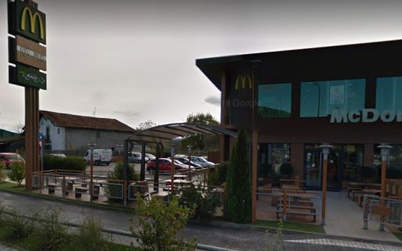 Pertsona bat Abadiñoko McDonalds-en lapurretan egiten saiatu da bart, jatetxea irekita zegoela