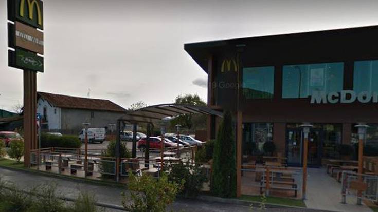 Pertsona bat Abadiñoko McDonalds-en lapurretan egiten saiatu da bart, jatetxea irekita zegoela