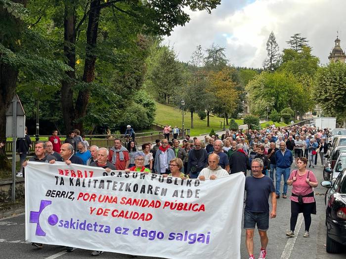 Dozenaka lagunek kalera irten dute Berrizen, osasun zentroan hiru mediku egon daitezela eskatzeko