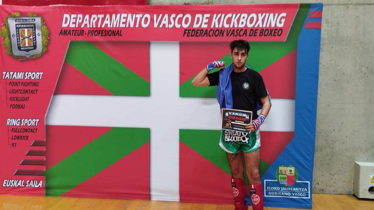Marek del Valle durangarrak zilarrezko domina bi irabazi ditu Bilboko boxeo eta kickboxing openean