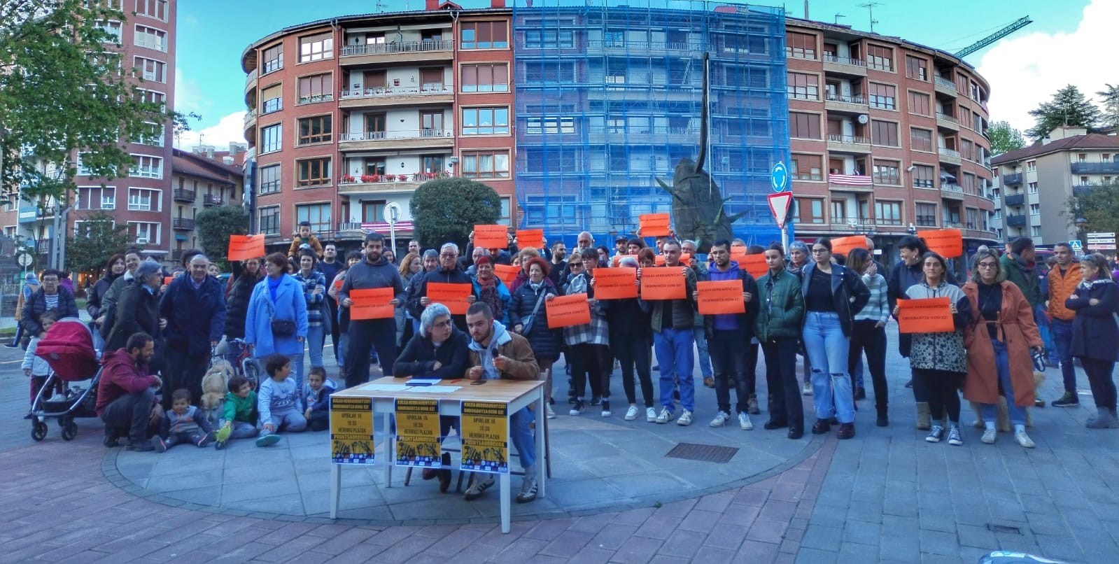 Espazio publikoa eta Kale salmenta arautuko dituen ordenantza berriagaz desadostasuna adierazteko agerraldia egin dute Zornotzan
