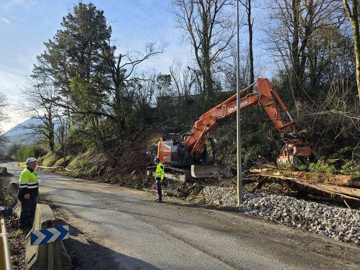 Mendiolako errepidea konpontzeko lanak martxan