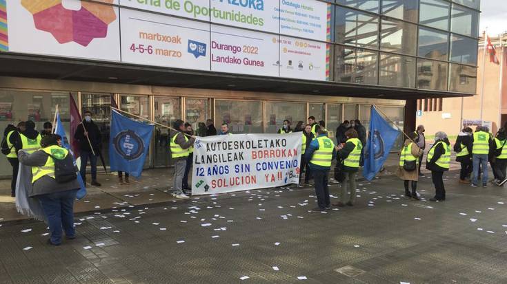 Bizkaiko autoeskolek grebari eutsiko diote 29 greba egun eta "patronalaren erantzun ezaren aurrean"