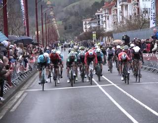 [BIDEOA] Eiser-Hirumet taldeko Haritz Azurmendik Zumaiako Saria lasterketa irabazi du