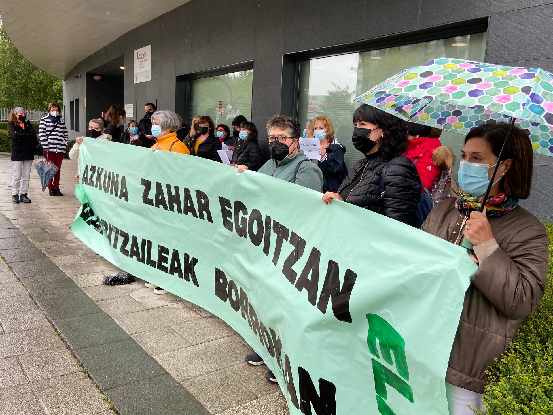 Zornotzako Azkuna egoitzatik garbitzaile bi kaleratu dituztela salatu dute
