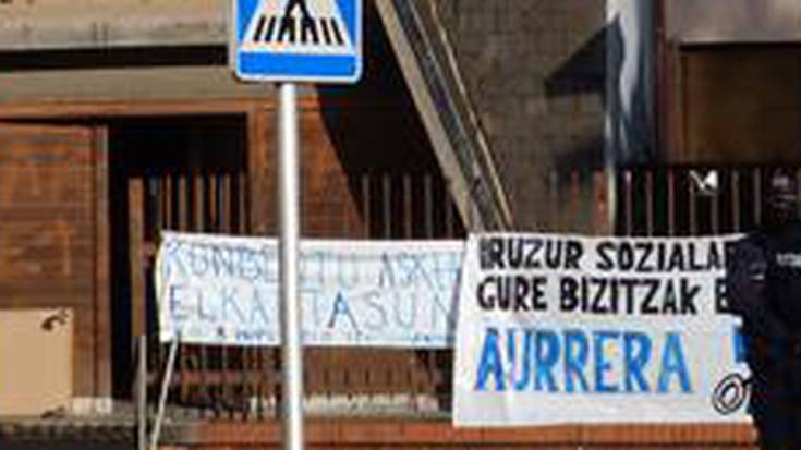 Salesen komentu okupatua itxi du Ertzaintzak