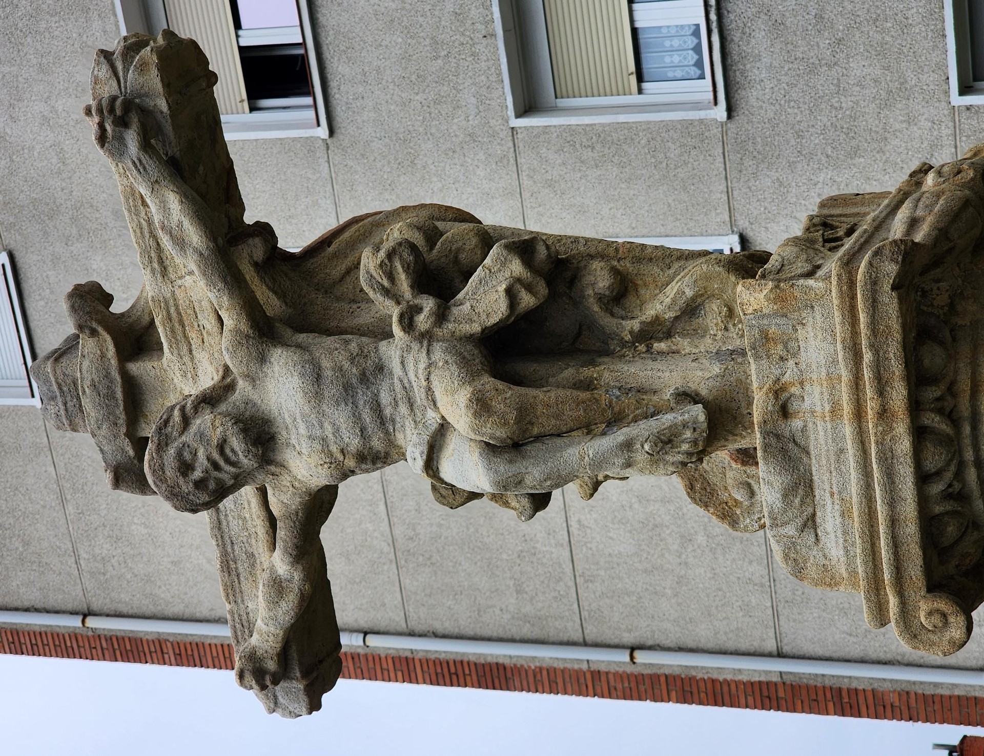 Txanberi gurutzea garbitu eta zaharberritu dute Elorrion
