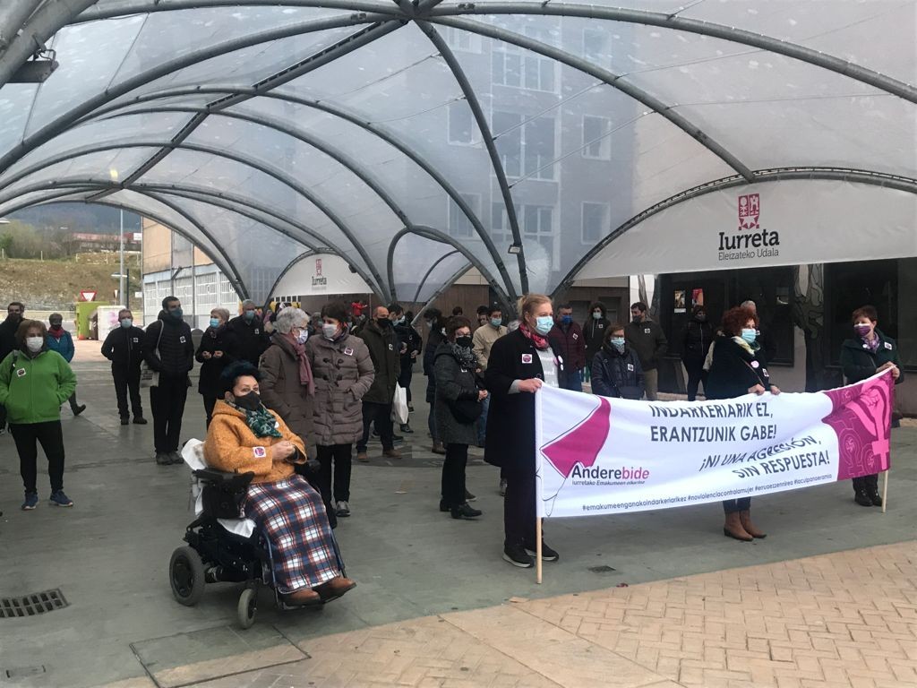 Zapatuan emakume batek jasandako erasoa salatzeko kontzentrazioa deitu dute Iurretan