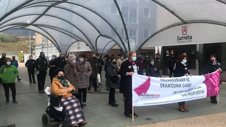 Elkarretaratzea Iurretan, atzo emakume baten kontra egindako erasoa salatzeko