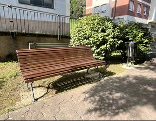 Mañariko Udalak banku eta zakarrontzi berriak jarri ditu plazaren ondoko parkean