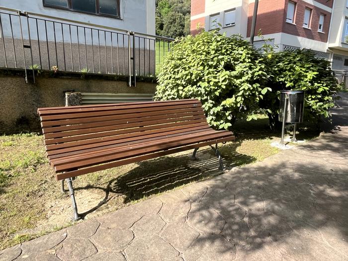 Mañariko Udalak banku eta zakarrontzi berriak jarri ditu plazaren ondoko parkean