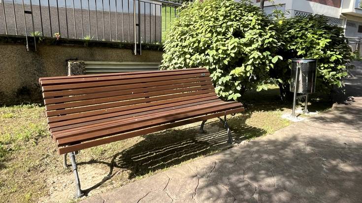 Mañariko Udalak banku eta zakarrontzi berriak jarri ditu plazaren ondoko parkean