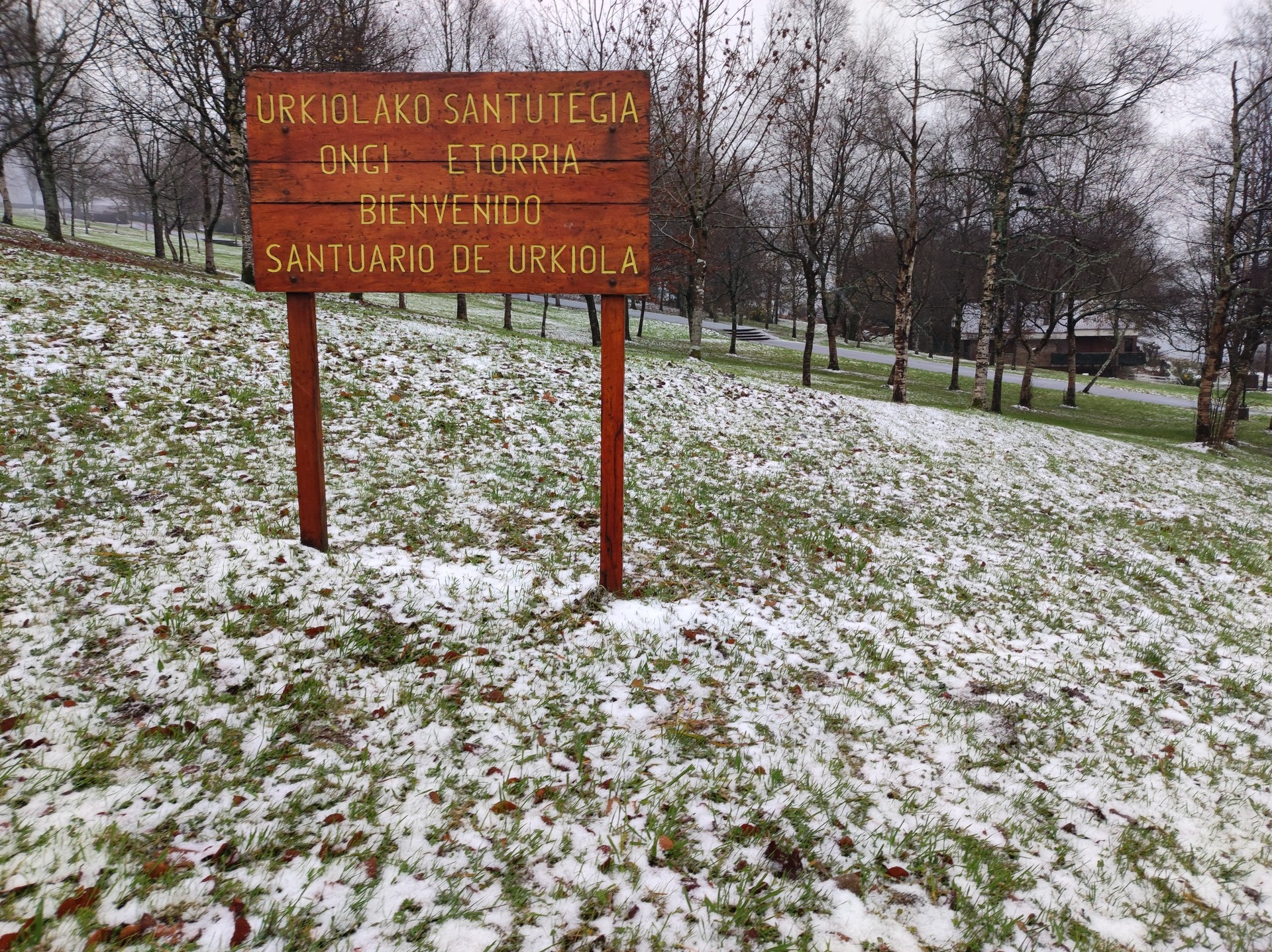 Urkiolara ez igotzea gomendatu du Ertzaintzak, "ibilgailuen pilaketak" eragozteko