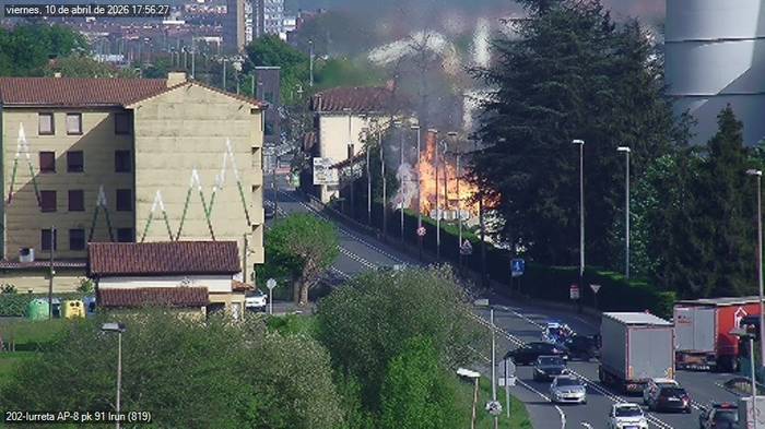 Iurretako paper fabrikaren parean sua piztu da eta N634 errepidea itxita dago