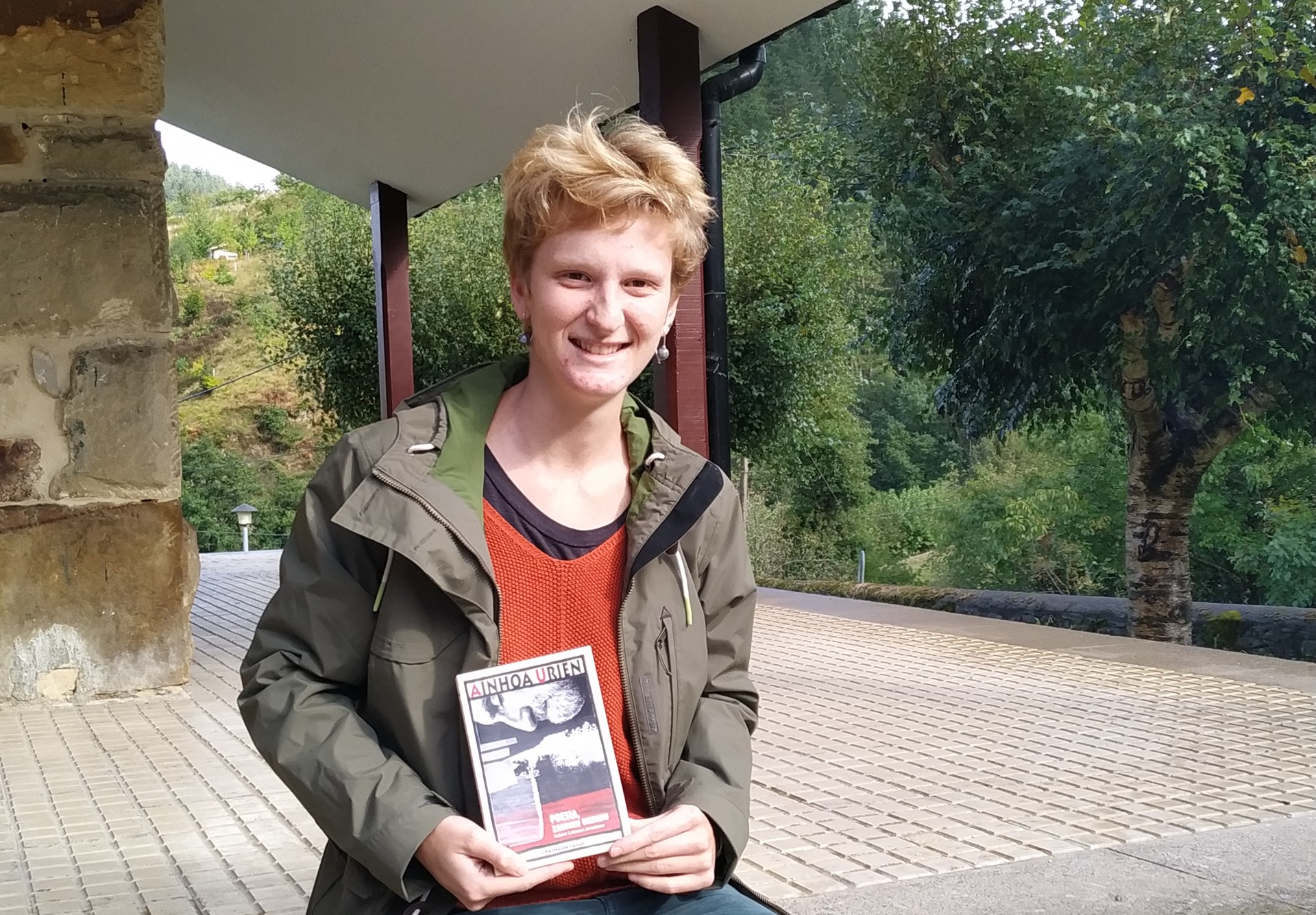“Esateko zailak zaizkigun egoerak ulertzen laguntzen digu poesiak, minarenak zein plazerarenak”