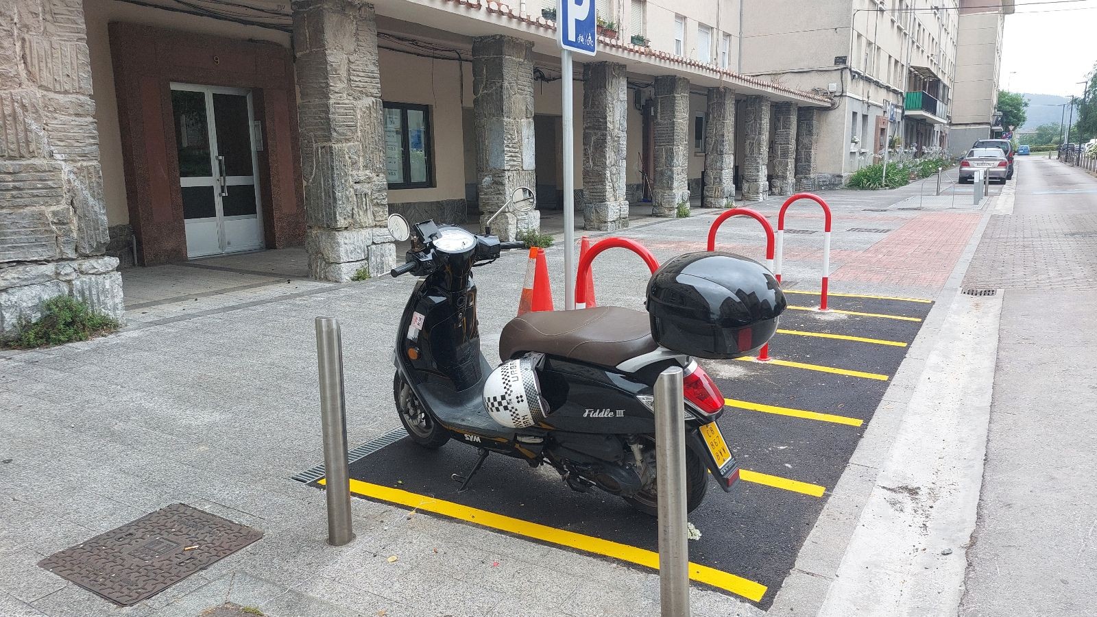 Motorrentzako aparkaleku berria San Fauston